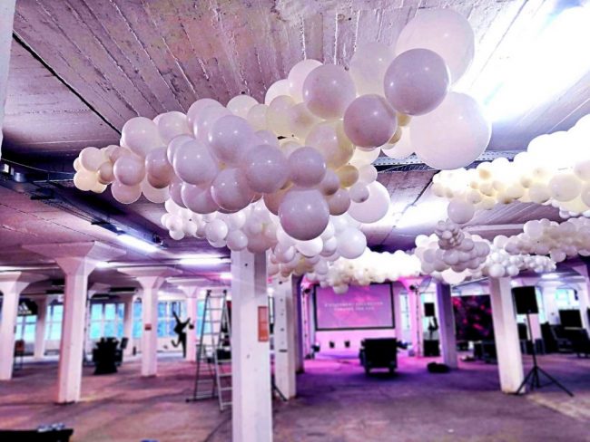 Balónková oblaka, balónkové mráčky, stropní instalace, nádherná a luxusní dekorace