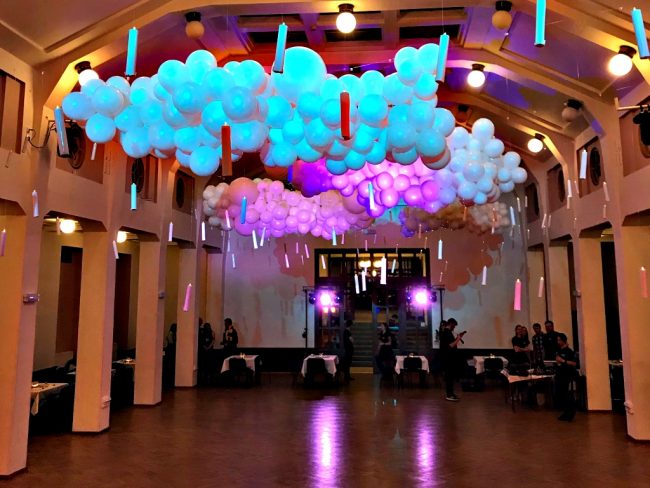 Nádherné balónkové mráčky, stropní instalace z balónků a se svíčkami na téma Harry Potter