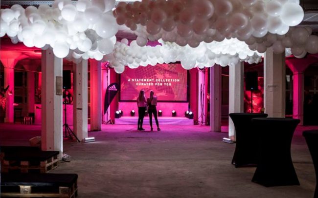 Balónková výzdoba na plesy ve formě stropní instalace, balónková oblaka, nadýchané balónkové mráčky