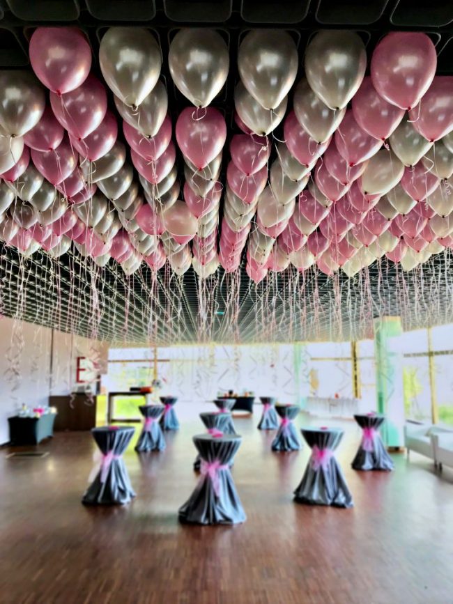 stropní dekorace z heliových balónků v růžové a stříbrné barvě. strop posetý nádhernými balónky