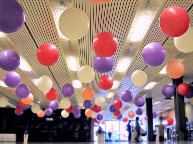 Jumbo balónky jako stropní instalace v červené bílé a fialové barvě