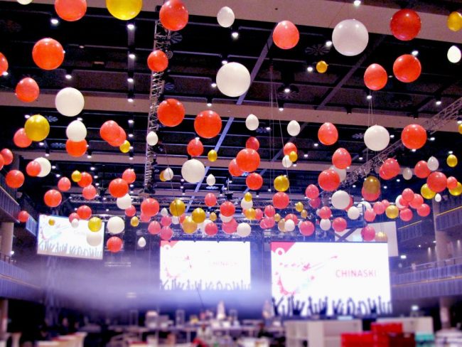 Obrovská balónková výzdoba - stropní instalace z červených bílých a zlatých balónků
