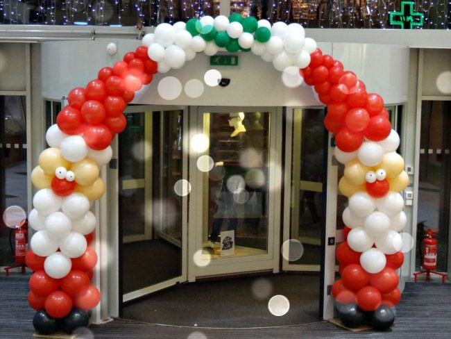 Vánoční balónková brána s Mikulášem v červeno zeleno bílé barvě