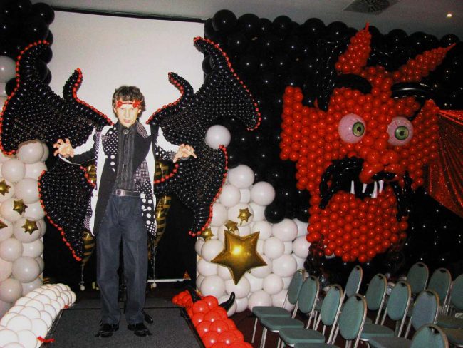 balónkový ďábel a Lucifer s křídly, obrovská Mikulášská balónková dekorace