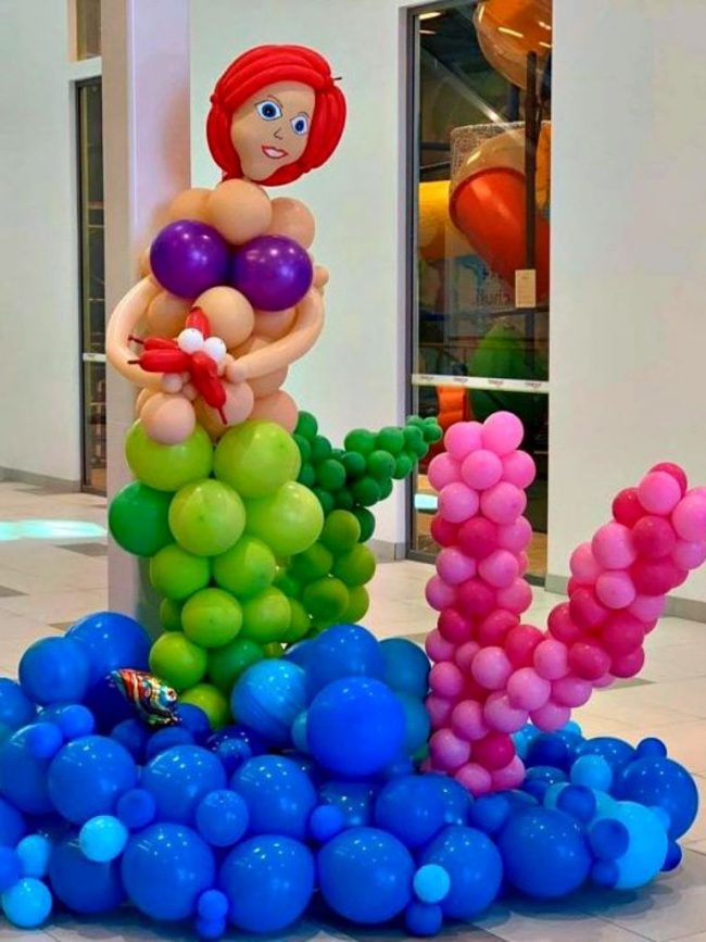 Mořská panna Airel s krabem vytvořená z balónků pro balónkovou výstavu na tma podmořský svět