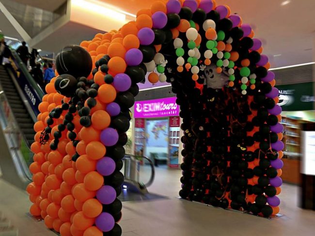 Halloweenský strašidelný tunel z balónků a obřím černým pavoukem