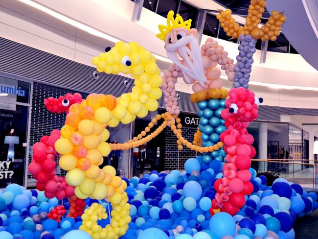 Balónková výstava podmořský svět - Poseidon z balónků s trojzubcem a mořskými koníky