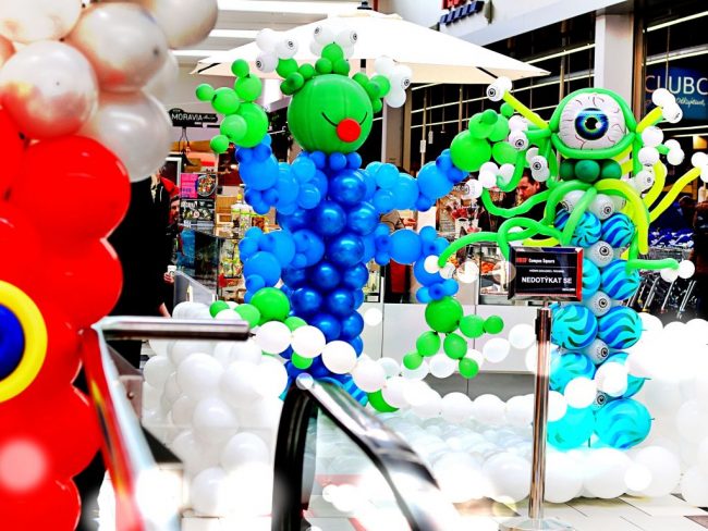 Mimozemšťané z balónků na balónkové výstavě na téma vesmír