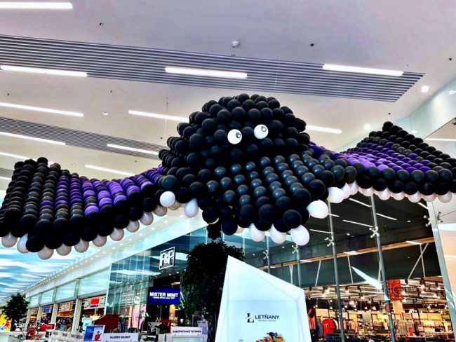 obrovský balónkový rejnok jako stropní instalace - balónková výstava