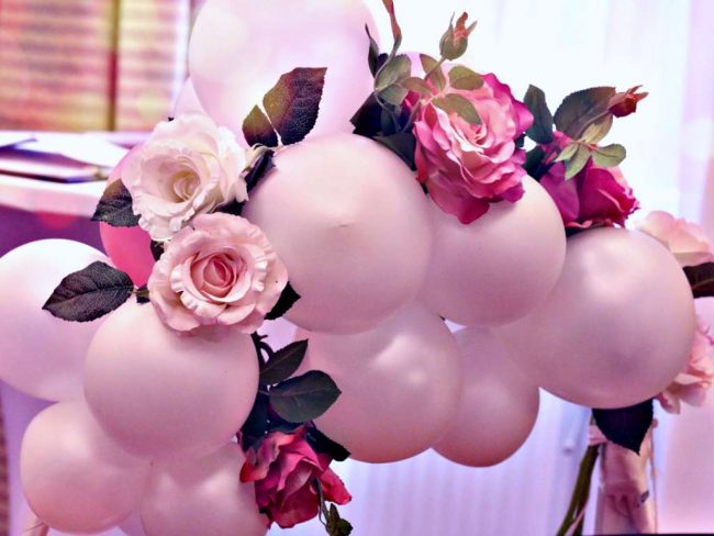 Perleťové balónky na svatbu s květinami