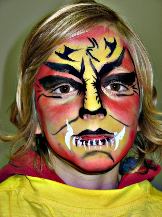 Facepainting - malování na obličej - kluk jako superhrdina.