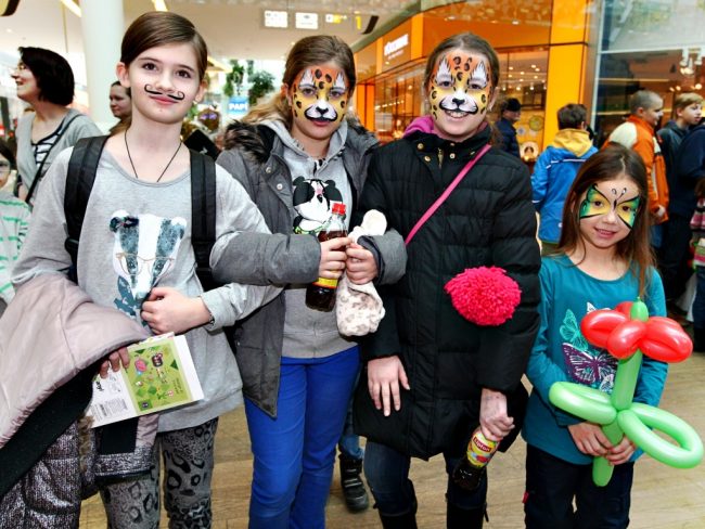 Děti s namalovanými obličeji tygrů