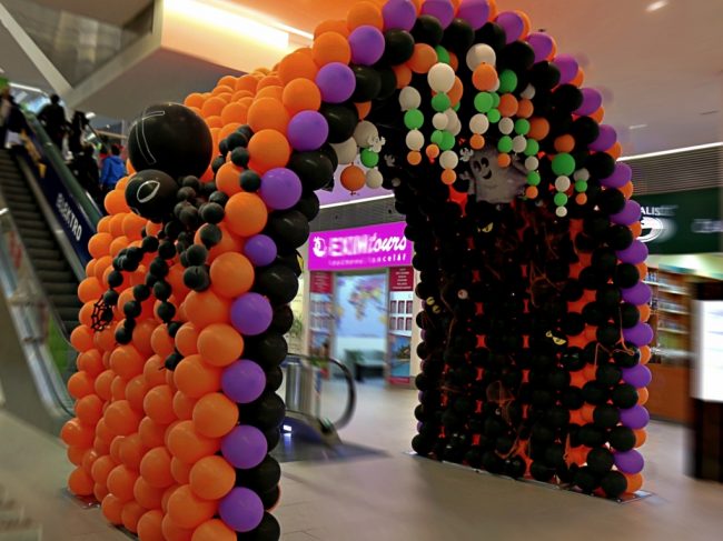 Strašidelný halloweenský balónkový tunel se strašidly z oranžových, černých a fialových balónků