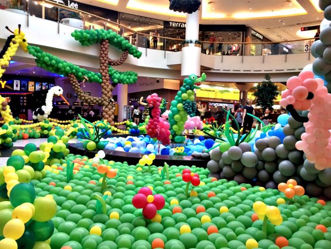 Balónková výstava v obchodním centru - safari zvířátka z nafukovacích balonků