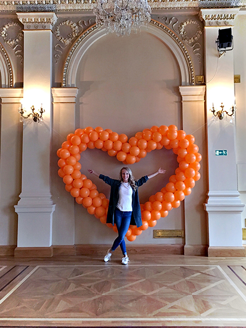 Zavěšené oranžové srdce z balónků