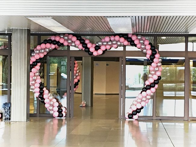 Brána z balónků ve tvaru srdce z růžových balónků na akci Mary Kay
