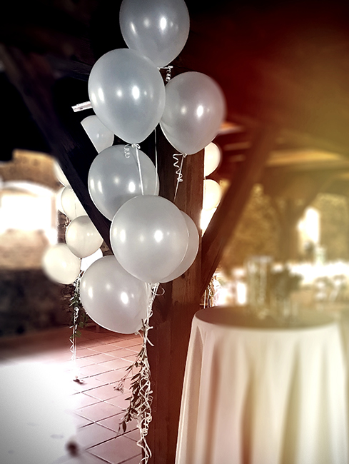 Balónky na svatbu s héliem v bílé barvě uvázané do trsu
