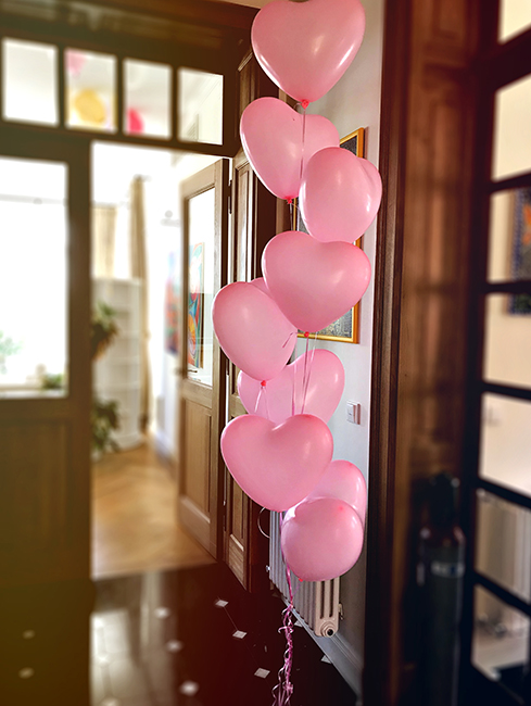 Svatební balónky ve formě trsu růžových balónky ve tvaru srdce