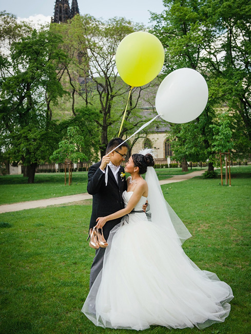 Obří svatební balónky s širokou stuhou