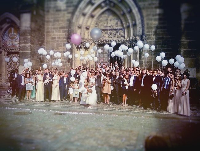 Svatebčani a novomanželé s balónky před vypuštěním