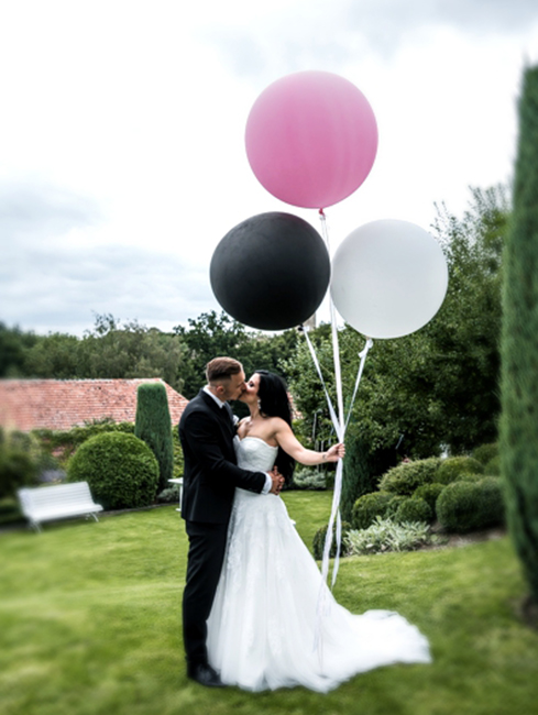 Svatební focení novomanželů s velkými jumbo balónky