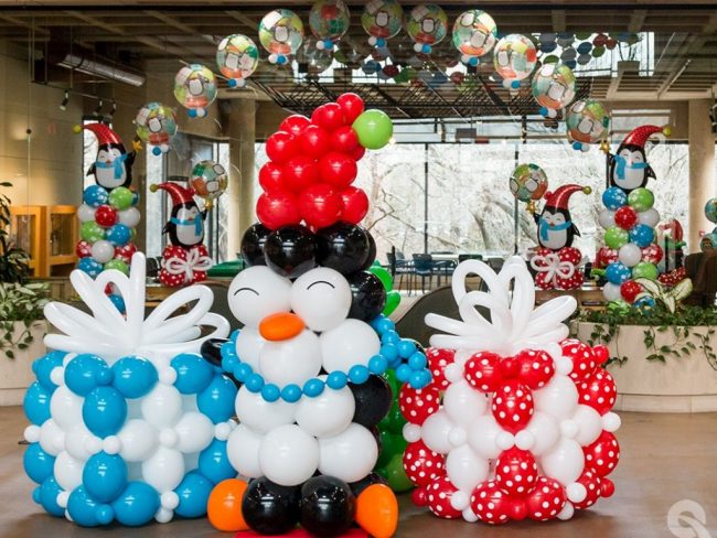 Vánoční balónková dekorace s tučňákem a dárečky a balónkovou bránou