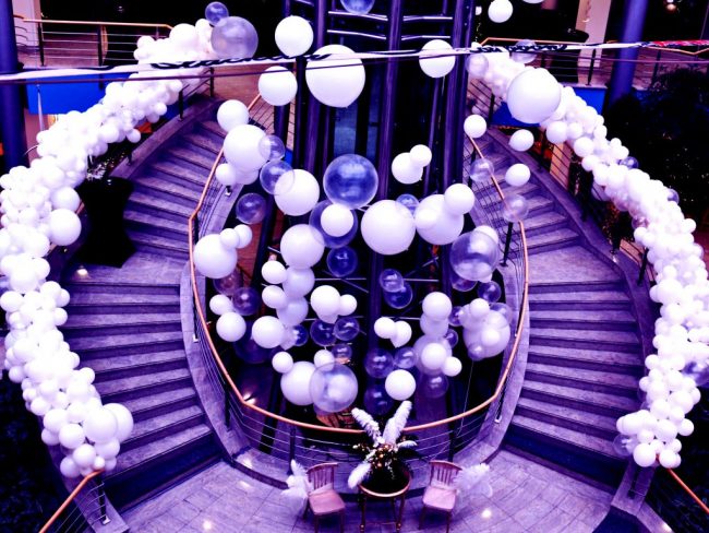 Luxusní balónková výzdoba na akci ve stylu Velký Gatsby, Bílé a průsvitné balónky, Nepravidelná girlanda a stropní instalace