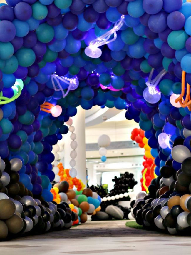 Tunel z balónků se svítícími medúzami na balónkové výstavě s tématikou podmořského světa
