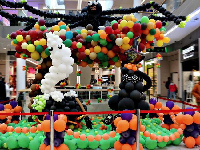 Balónková výstava Halloween s obřím pavoukem, strašidýlky i čarodejnicí z balónků