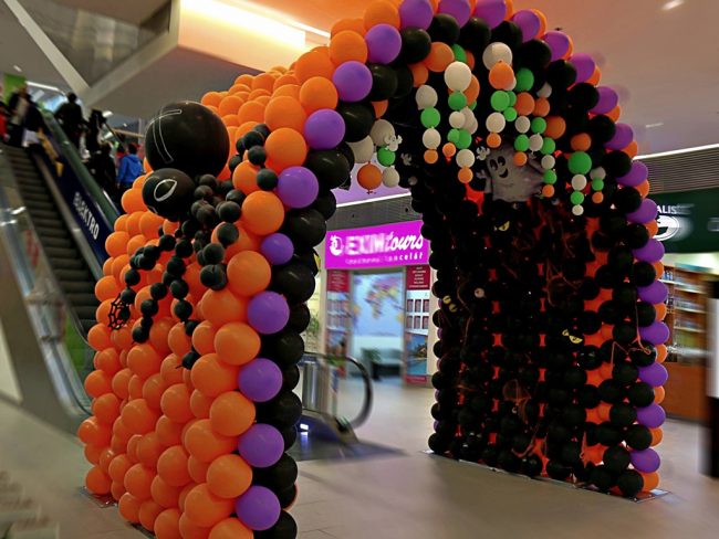 Halloween výstava z nafukovacích balónků - balónkový tunel se strašidly