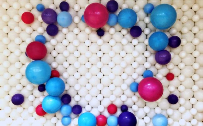 Originální balónková dekorace - Balónková stěna z bílých modrých a fialových balónků, nádherné balónkové pozadí