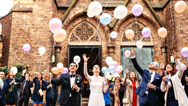 Balónková výzdoba a dekorace - balónky s héliem jako svatební balónky - velké svatební vypouštění balónků novomanželi a svatebčany.