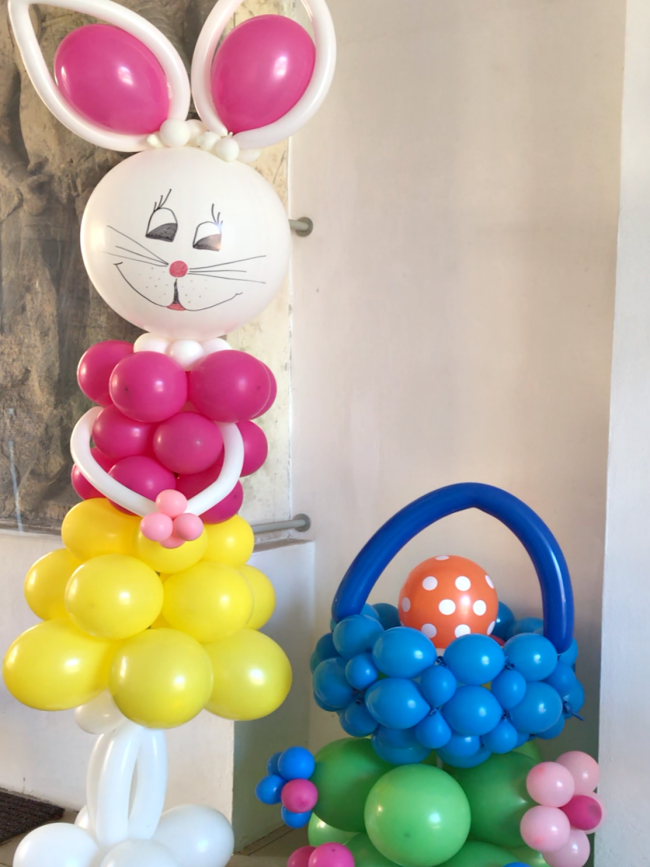 Velikonoční balónková výzdoba - Velikonoční zajíček z balónků a košík s vajíčky a květinami.