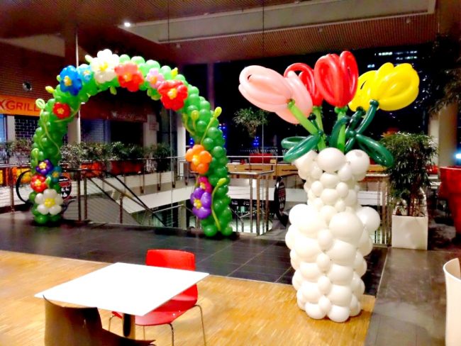 Překrásná velikonoční dekorace z balónků - květinová brána a velká kytice tulipánů