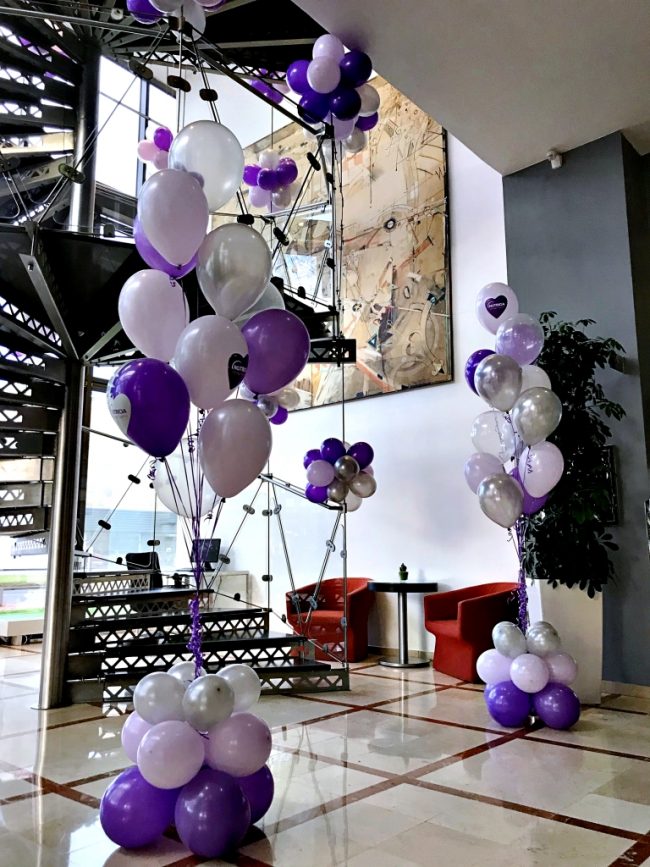 Heliový trs balónků v bílo fialové barvě s podsadou a s balónky s potiskem ve tvaru srdce