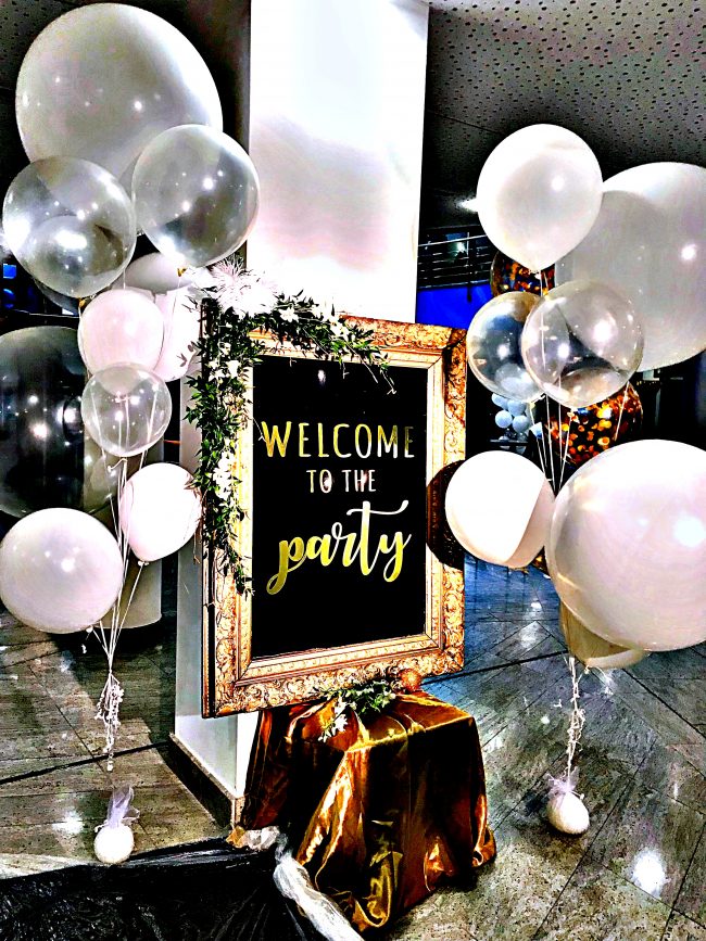 Perfektní balónková dekorace z heliových trsů z balónků, Welcome to the party
