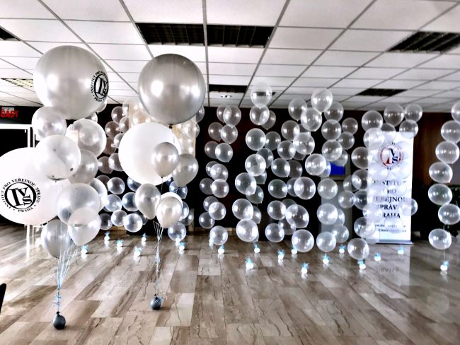 Balónková dekorace pro firmy, heliové balónkové trsy v bílé a šedé barvě a s balónky s potiskem