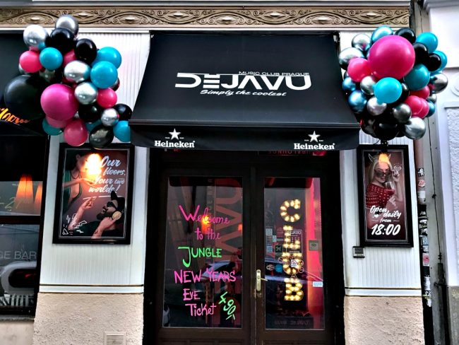 obrovské balónkové trsy s héliem u otevření klubu Dejavu v Praze, moderní balónková výzdoba u vchodu do baru