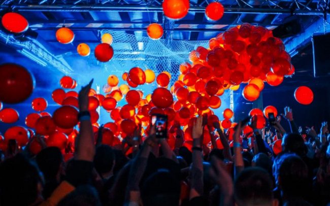 Perfektní zábava na plesy a párty se sítí plnou balónků - stropní instalace padající balónky.