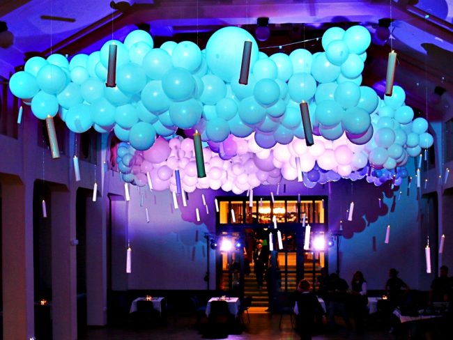 Balónková oblaka se svíčkami, nádherná a kouzelná atmosféra se stropní instalací z balónků