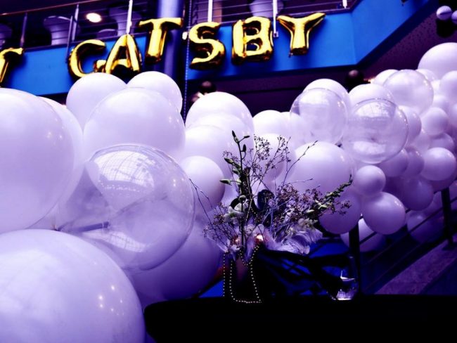 Luxusní bílá balónková girlanda jako dekorace pro party večer ve stylu Velkeho Catsby. Velkolepá dekorace z jumbo balónků.