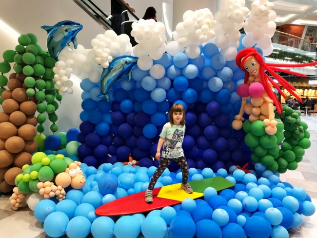 Balónková výstava podmořský svět s balónkovou stěnou z mořských vln, delfínů mořské želvy a balónkové mořské víly Ariel