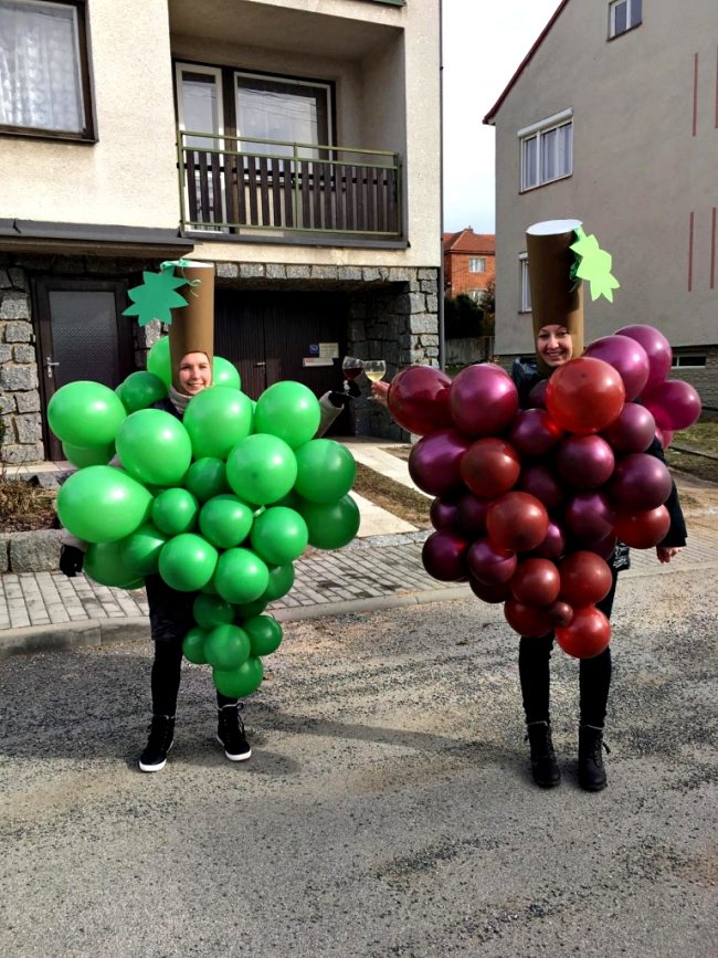 Balónkové postavy hrozny vína v červené a zelené barvě. Balónkové postavy vinobraní