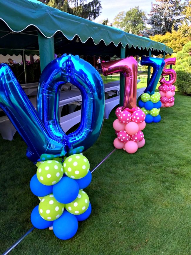 Balónkové podsady s heliovými čísly v růžové a modré barevné kombinaci pro narozeninovou oslavu