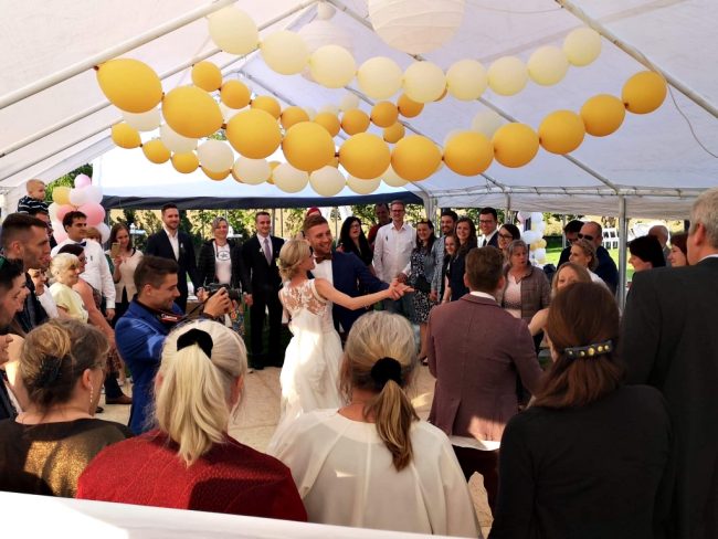 Svatební balónková dekorace - stropní instalace z bílých a žlutých balónků