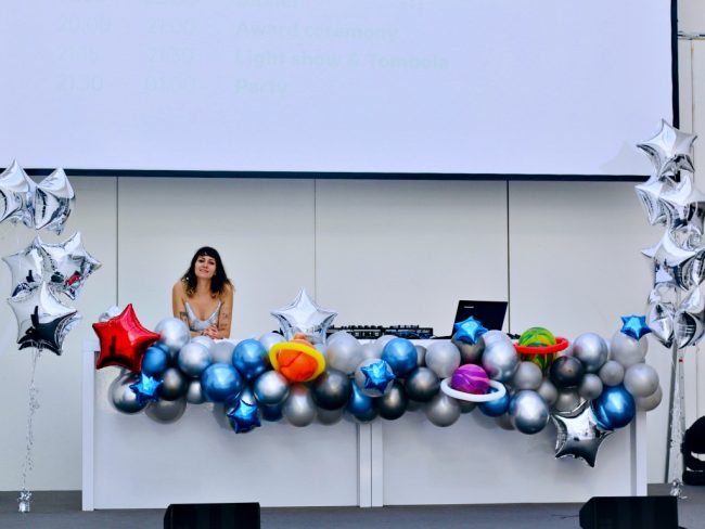 Vesmírná balónková dekorace, organická girlanda ze stříbrných a modrých balónků