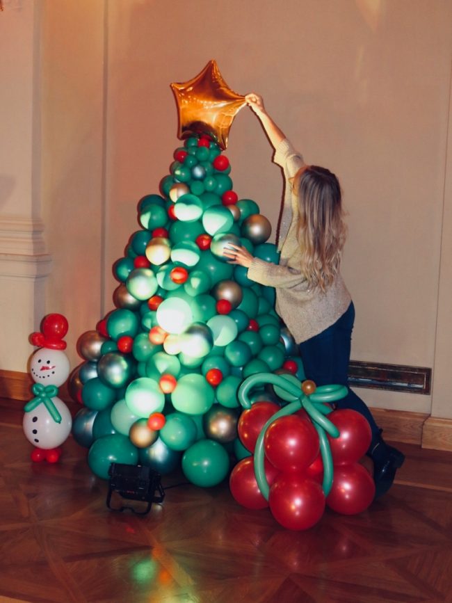 Nádherný vánoční stromeček z balónků, dáreček z balónků- a balónkový sněhulák