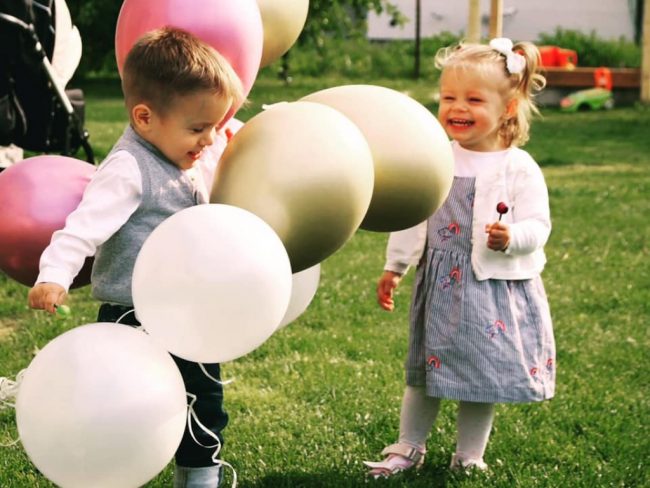 Dětská narozeninová oslava s jumbo pastelovými a zlatými balónky