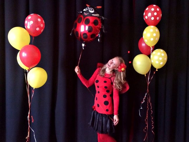 Beruškový klaun a trsy heliových balónků, Dětská balónková diskotéka