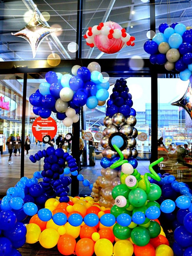 Balónková výstava Vesmír s raketou a ufem z balónků, úžasná a originální balónková výzdoba s vesmírnou tématikou